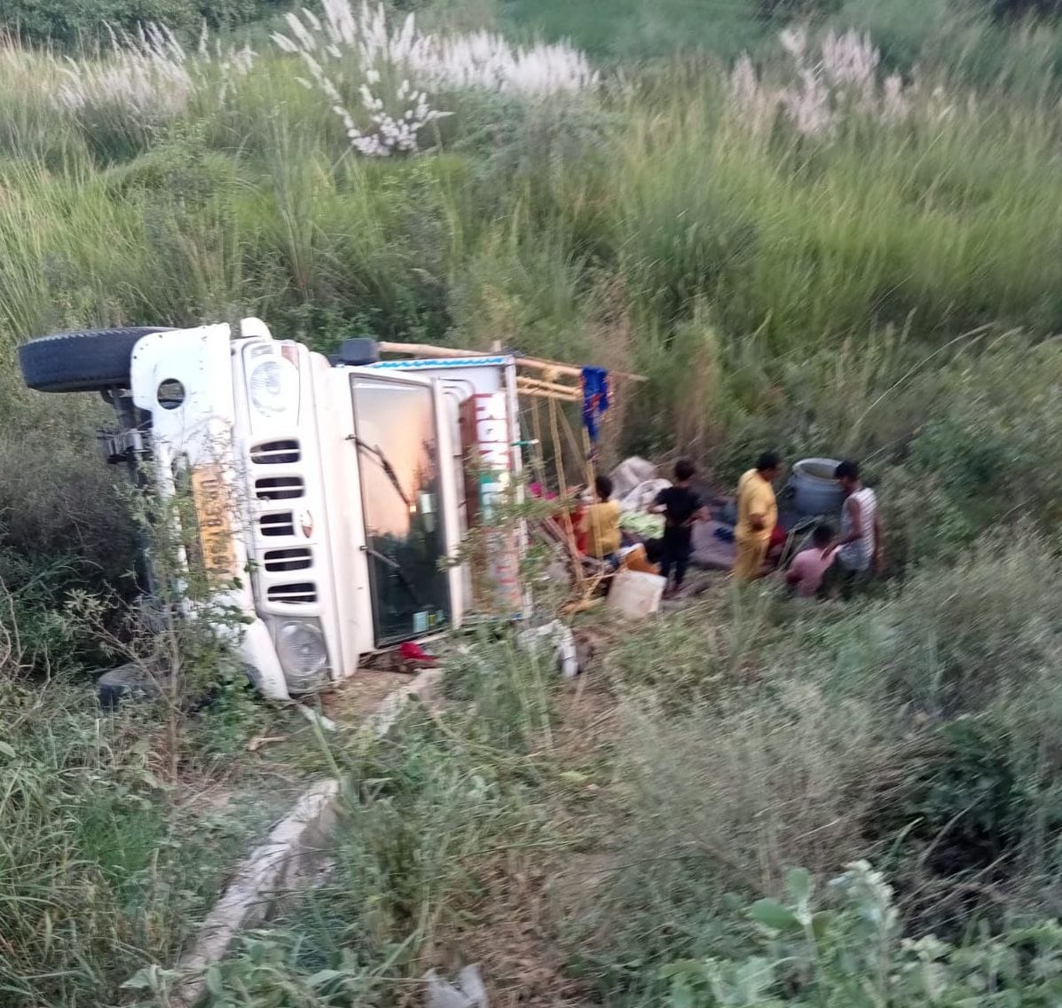 फोटो :04: केएमपी के निकट गढ़ी बाला के पास हाईवे किनारे गड्ढे में पलटी पिकअप बोलेरो गाड़ी। स्रोत फोटो :04: केएमपी के निकट गढ़ी बाला के पास हाईवे किनारे गड्ढे में पलटी पिकअप बोलेरो गाड़ी। स्रोत