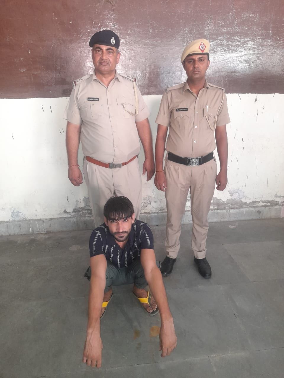 फोटो 33- पुलिस टीम के साथ गिरफ्तार आरोपी। स्रोत : पुलिस फोटो 33- पुलिस टीम के साथ गिरफ्तार आरोपी। स्रोत : पुलिस