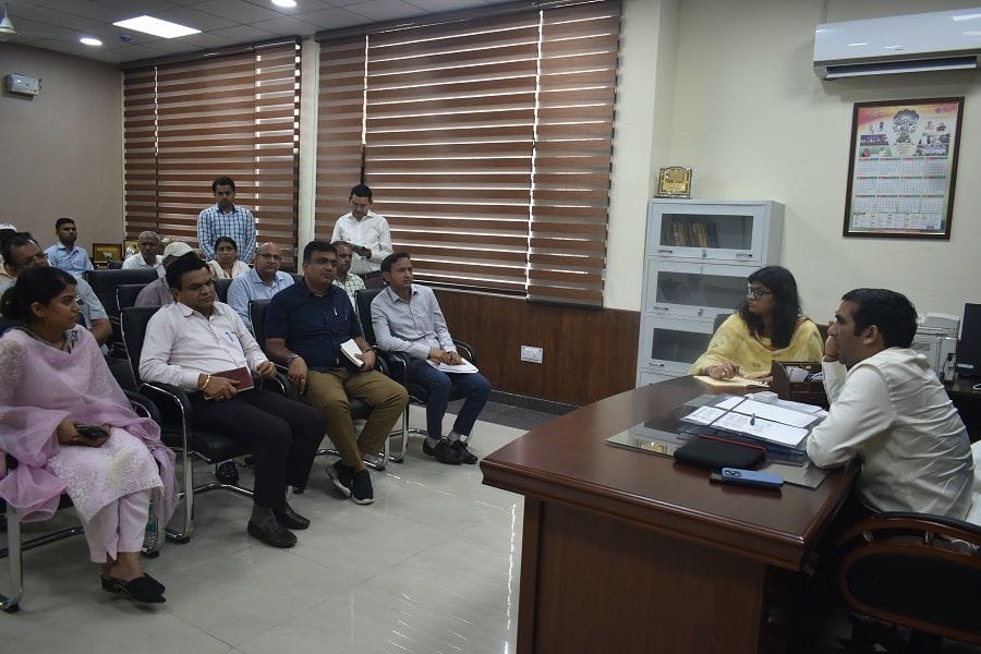 फोटो 52. लघु सचिवालय में अधिकारियों की बैठक लेते उपायुक्त डाॅ. मनोज कुमार। स्रोत: सूचना विभाग फोटो 52. लघु सचिवालय में अधिकारियों की बैठक लेते उपायुक्त डाॅ. मनोज कुमार। स्रोत: सूचना विभाग