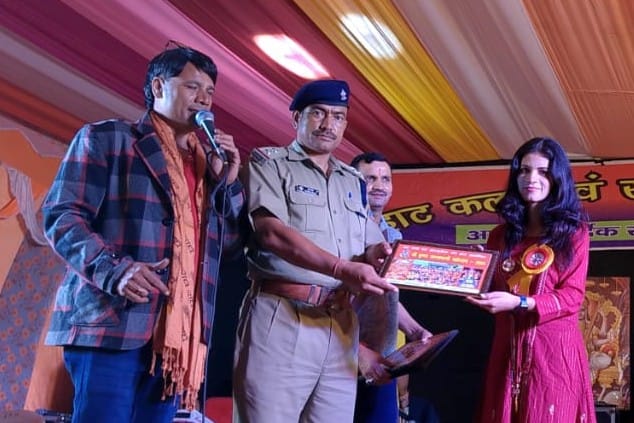 गंगोलीहाट में जन्माष्टमी महोत्सव में कार्यक्रम प्रस्तुत करते कलाकार। स्रोत: आयोजक गंगोलीहाट में जन्माष्टमी महोत्सव में कार्यक्रम प्रस्तुत करते कलाकार। स्रोत: आयोजक
