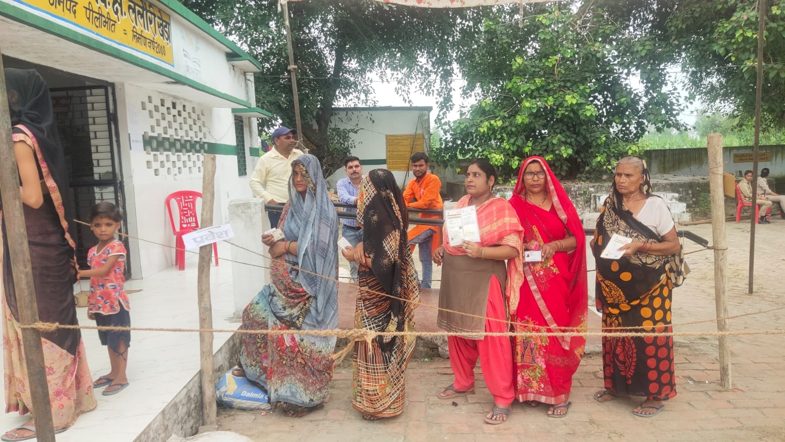 ग्राम पैनिया रामकिशन में मतदान केंद्र पर वोट डालने को लगी मतदाताओं की लाइन । संवाद