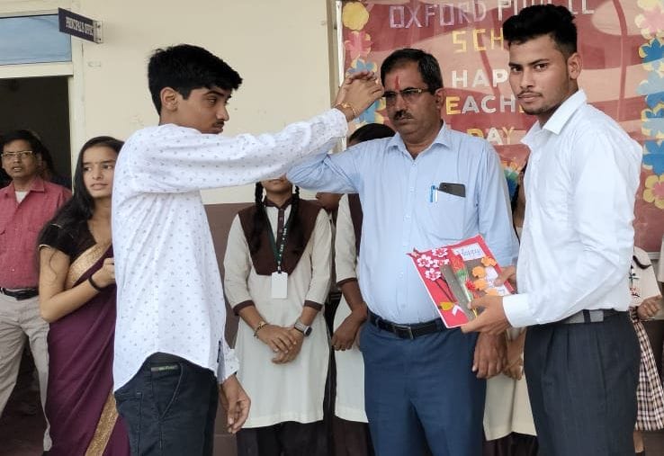 जलालाबाद में शिक्षक दिवस पर प्रस्तुति देते विद्यार्थी