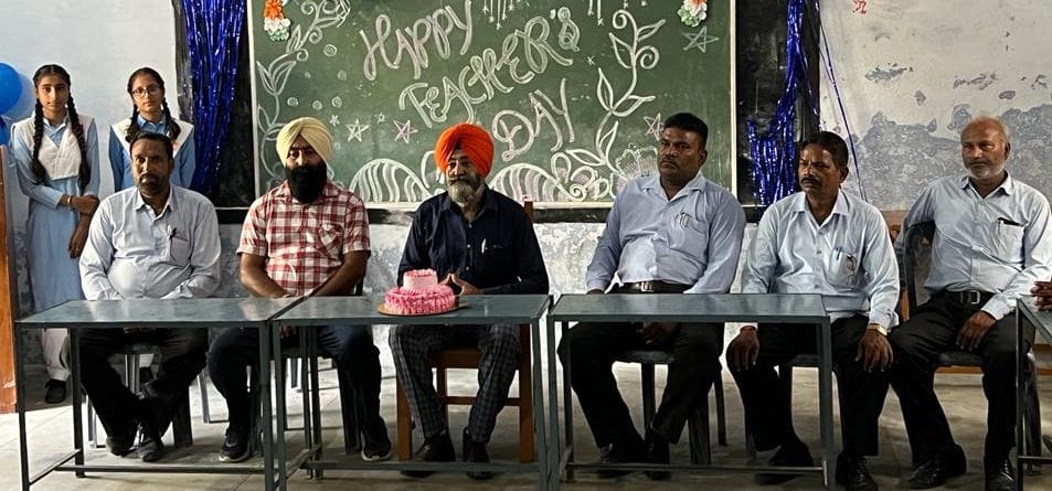 जलालाबाद में शिक्षक दिवस पर प्रस्तुति देते विद्यार्थी