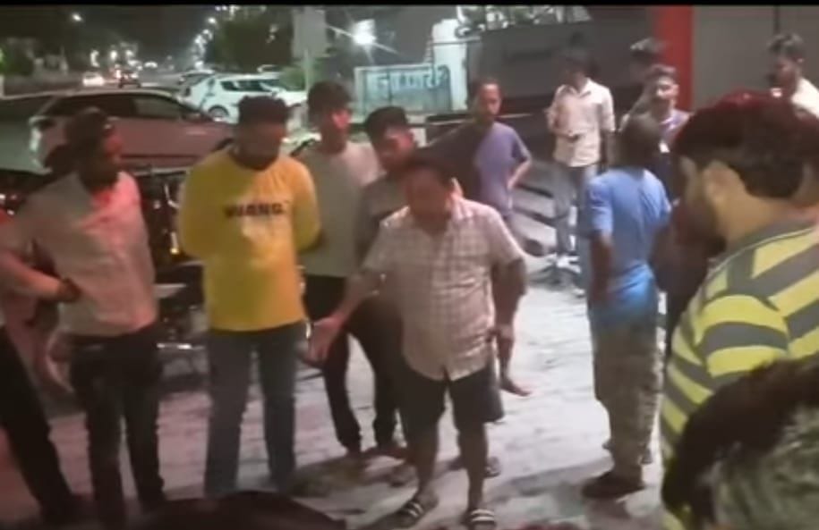 काशीपुर में बजरंग कार्यकर्ताओं को समझाते कोतवाली प्रभारी मनोज रतूड़ी। संवाद काशीपुर में बजरंग कार्यकर्ताओं को समझाते कोतवाली प्रभारी मनोज रतूड़ी। संवाद