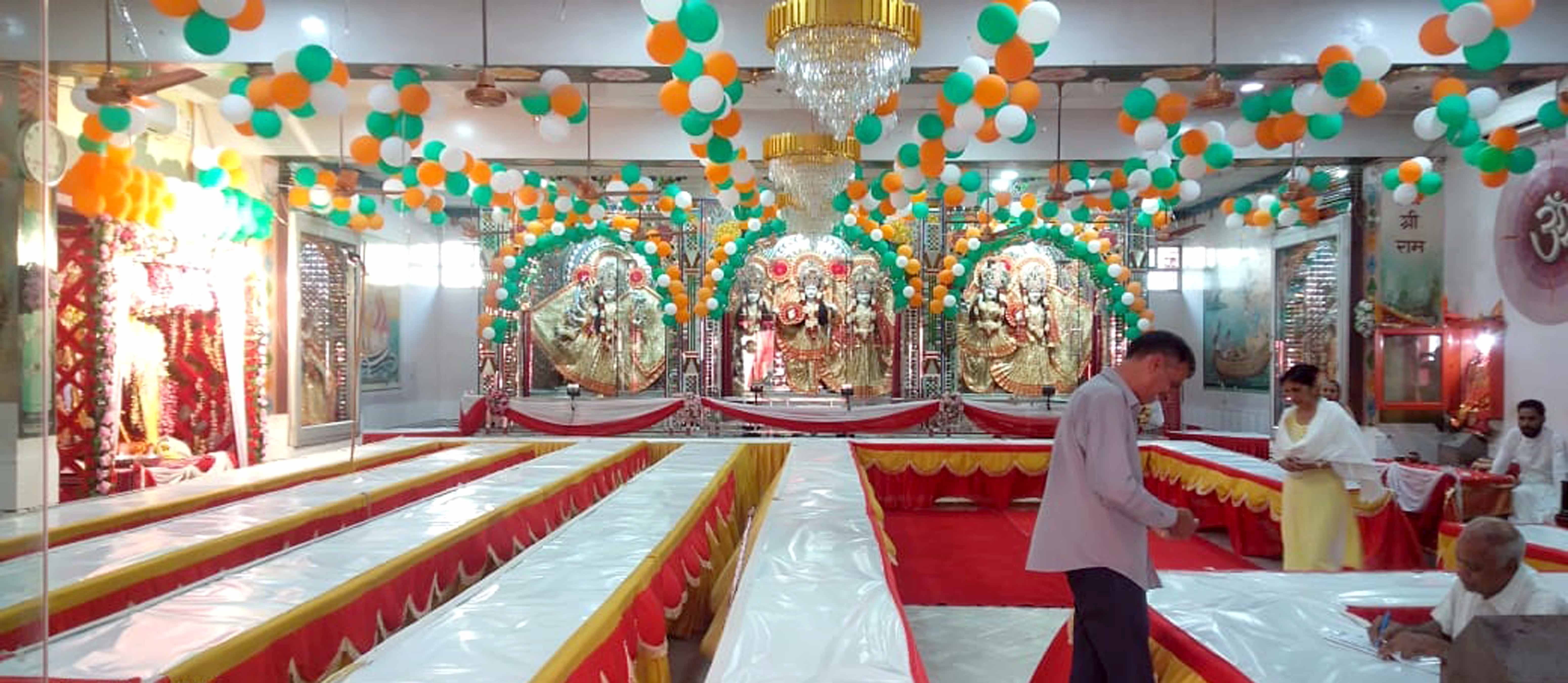 कैंट हिल रोड के श्री सनातन धर्म मंदिर में जन्माष्टमी को लेकर तैयार की गई झांकी। कैंट हिल रोड के श्री सनातन धर्म मंदिर में जन्माष्टमी को लेकर तैयार की गई झांकी।