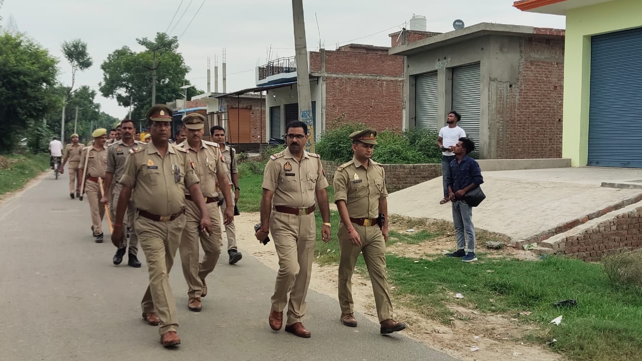 खमरिया पुल चौराहे पर मौजूद सीओ सदर व प्रभारी निरीक्षक जहानाबाद । संवाद
