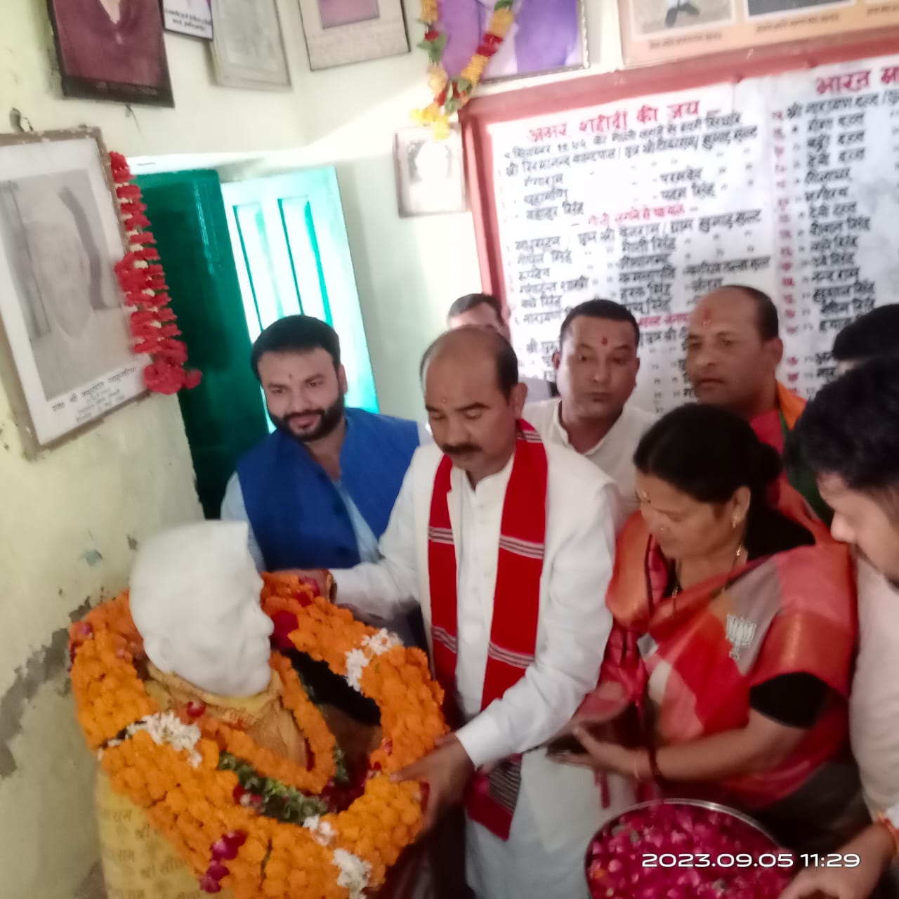खुमाड़ में शहीदों को श्रद्धांजलि देते सांसद अजय टम्टा और अन्य। संवाद