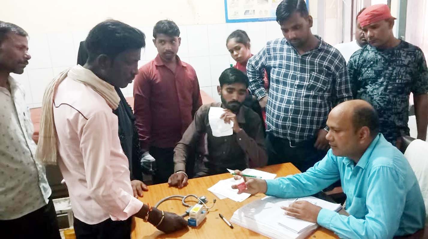 पुवायां सीएचसी पर डॉक्टर एमके सिंह के कक्ष के बाहर लगी मरीजों की भीड़