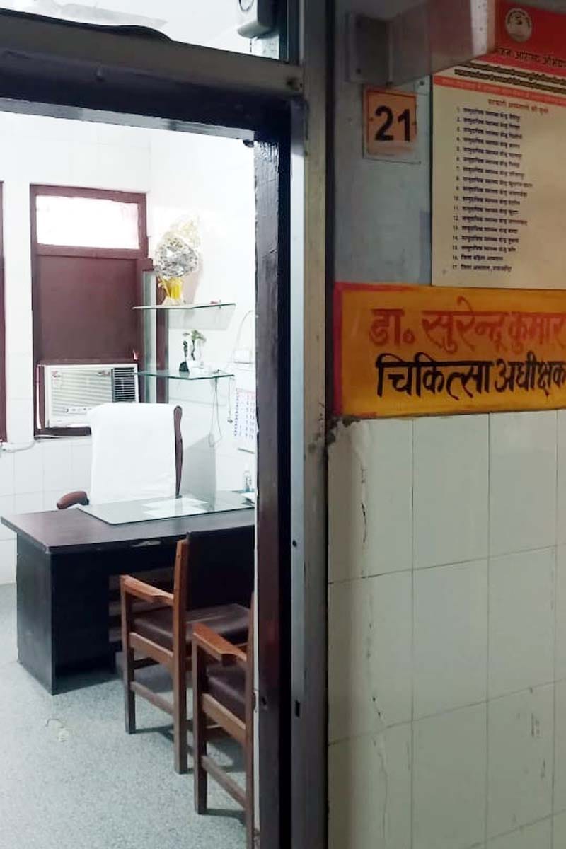 पुवायां सीएचसी पर डॉक्टर एमके सिंह के कक्ष के बाहर लगी मरीजों की भीड़