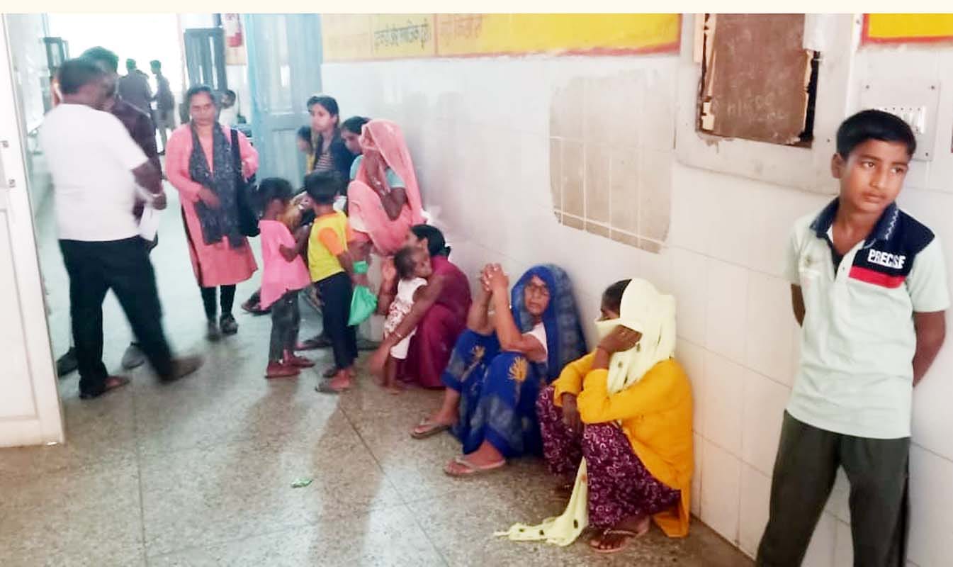 पुवायां सीएचसी पर डॉक्टर एमके सिंह के कक्ष के बाहर लगी मरीजों की भीड़