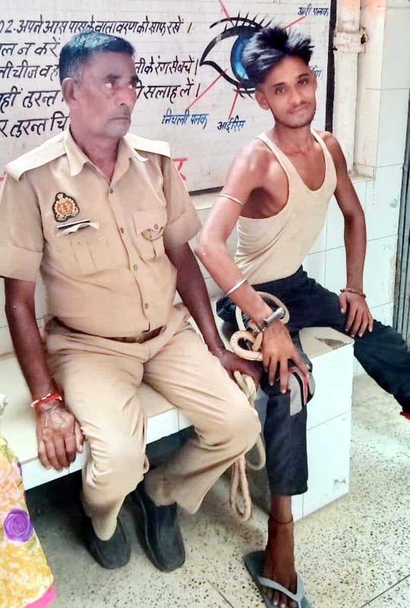 पुवायां सीएचसी पर डॉक्टर एमके सिंह के कक्ष के बाहर लगी मरीजों की भीड़