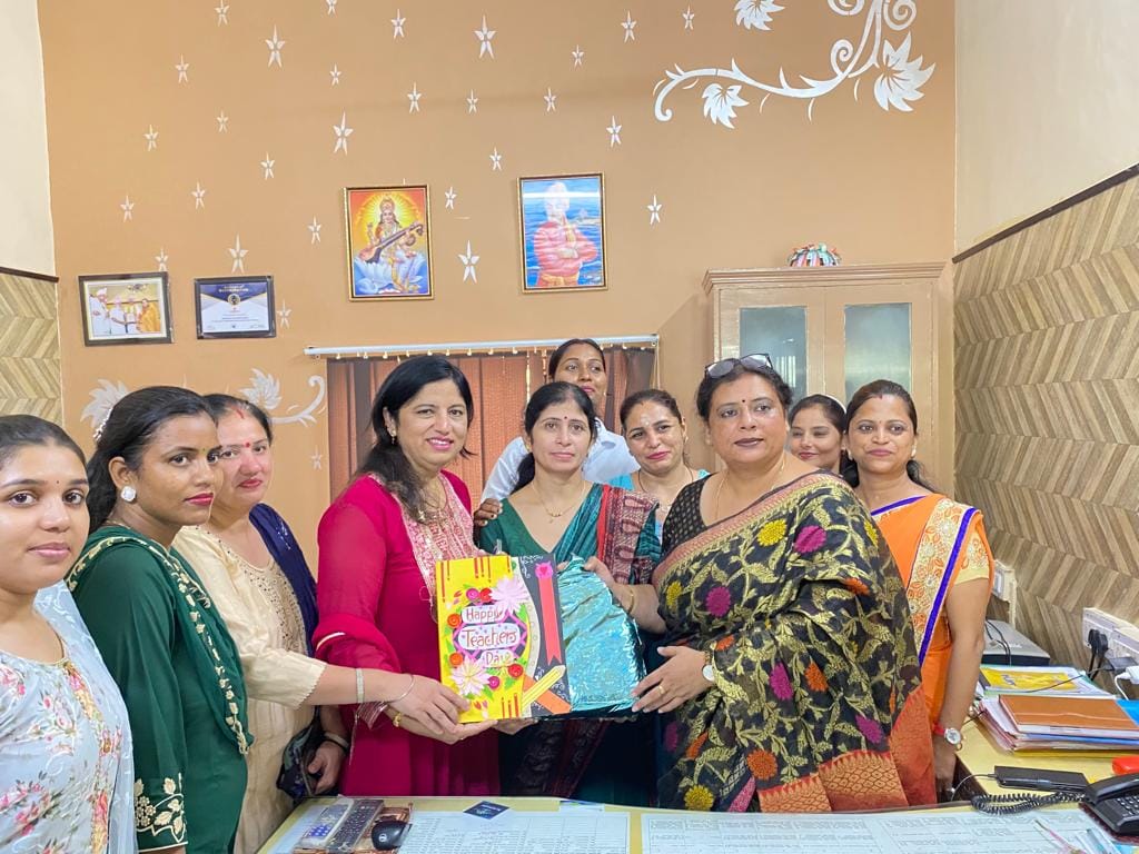 द स्कॉलर्स स्कूल में शिक्षक दिवस मनाया। द स्कॉलर्स स्कूल में शिक्षक दिवस मनाया।