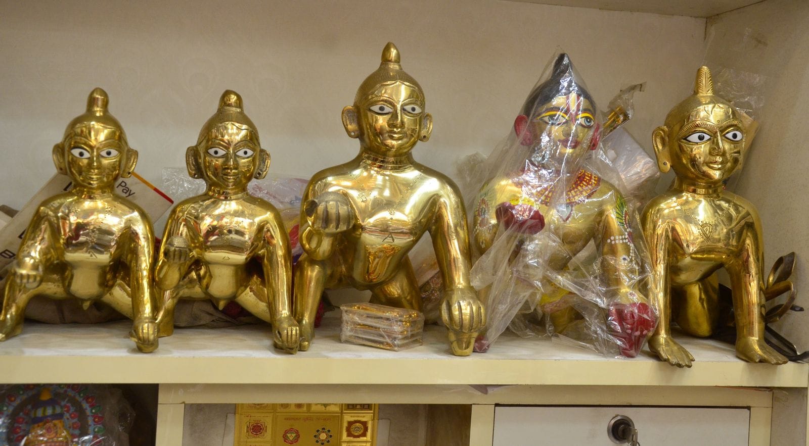दुकान पर कृष्ण जन्माष्ठमी की खरीदारी करती महिलाएं। संवाद