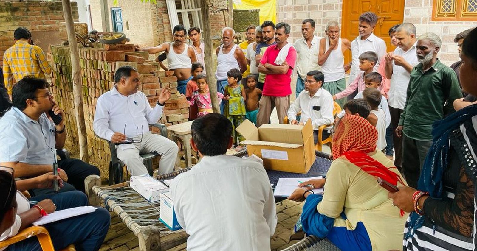 उसावां के गांव भन्द्रा में स्वास्थ्य विभाग की टीम के साथ सीएमओ ने किया निरीक्षण।संवाद