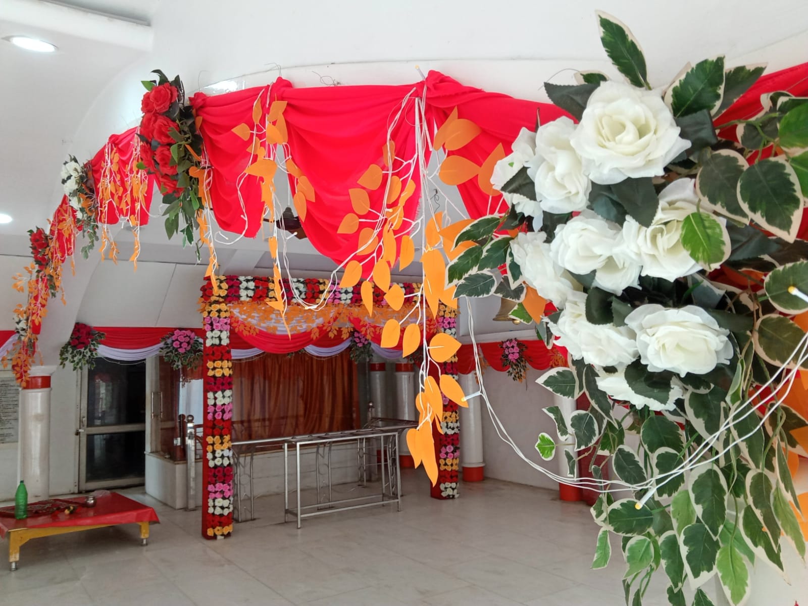 बाजार में एक दुकान पर कान्हा की पोशाक आदि खरीदते लोग