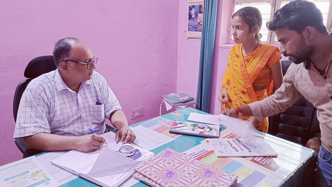 बिलसंडा में लगे स्वास्थ कैंप में जांच कराते मरीज । संवाद