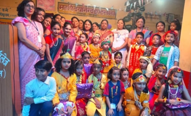 चंपावत में फूलडोल मेले को लेकर श्रद्धालुओं की ओर से सजाया गया डोला। संवाद चंपावत में फूलडोल मेले को लेकर श्रद्धालुओं की ओर से सजाया गया डोला। संवाद