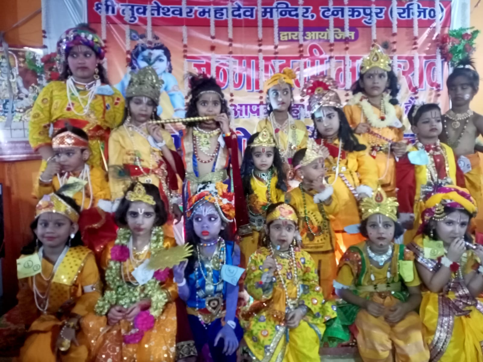चंपावत में फूलडोल मेले को लेकर श्रद्धालुओं की ओर से सजाया गया डोला। संवाद चंपावत में फूलडोल मेले को लेकर श्रद्धालुओं की ओर से सजाया गया डोला। संवाद