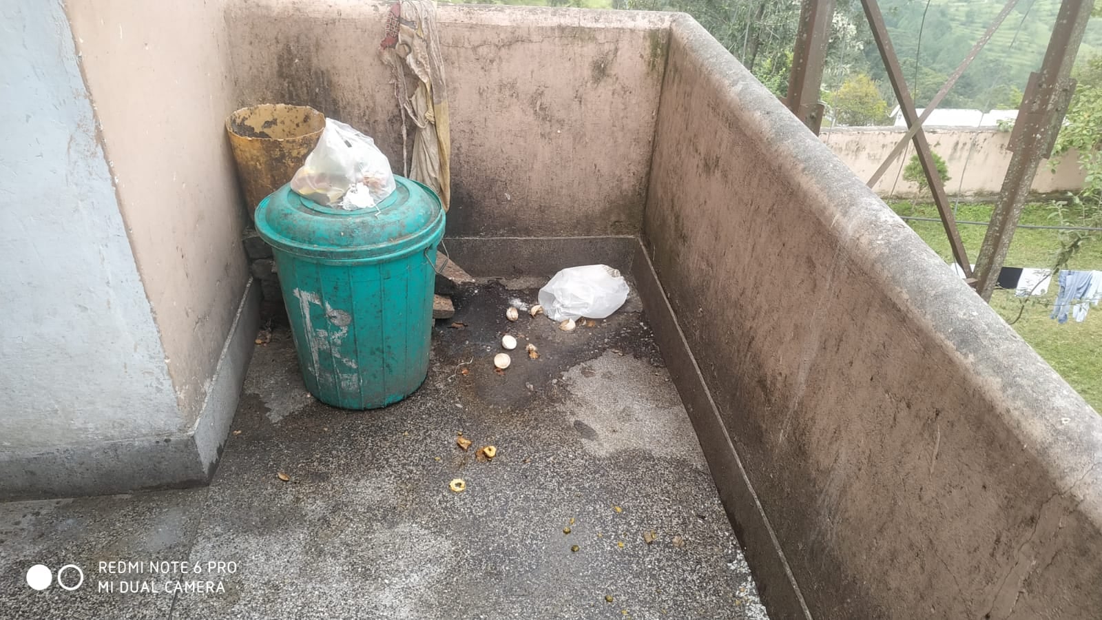 फोटो - 07 एएलएम 06 पी - परिसर के मुख्य गेट का क्षतिग्रस्त दरवाजा। संवाद