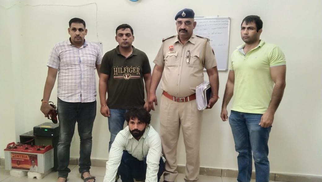 फोटो 32- सीआईए स्टाफ गोहाना की पुलिस टीम के साथ गिरफ्तार आरोपी विक्की। संवाद