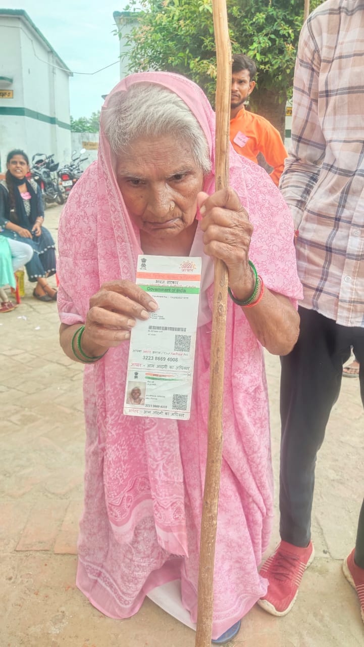 ग्राम पैनिया रामकिशन में मतदान केंद्र पर वोट डालने को लगी मतदाताओं की लाइन । संवाद