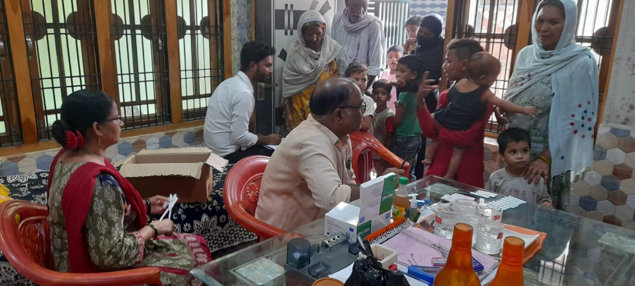 गांव पसियापुर में बुखार की जांच करती स्वास्थ टीम । संवाद