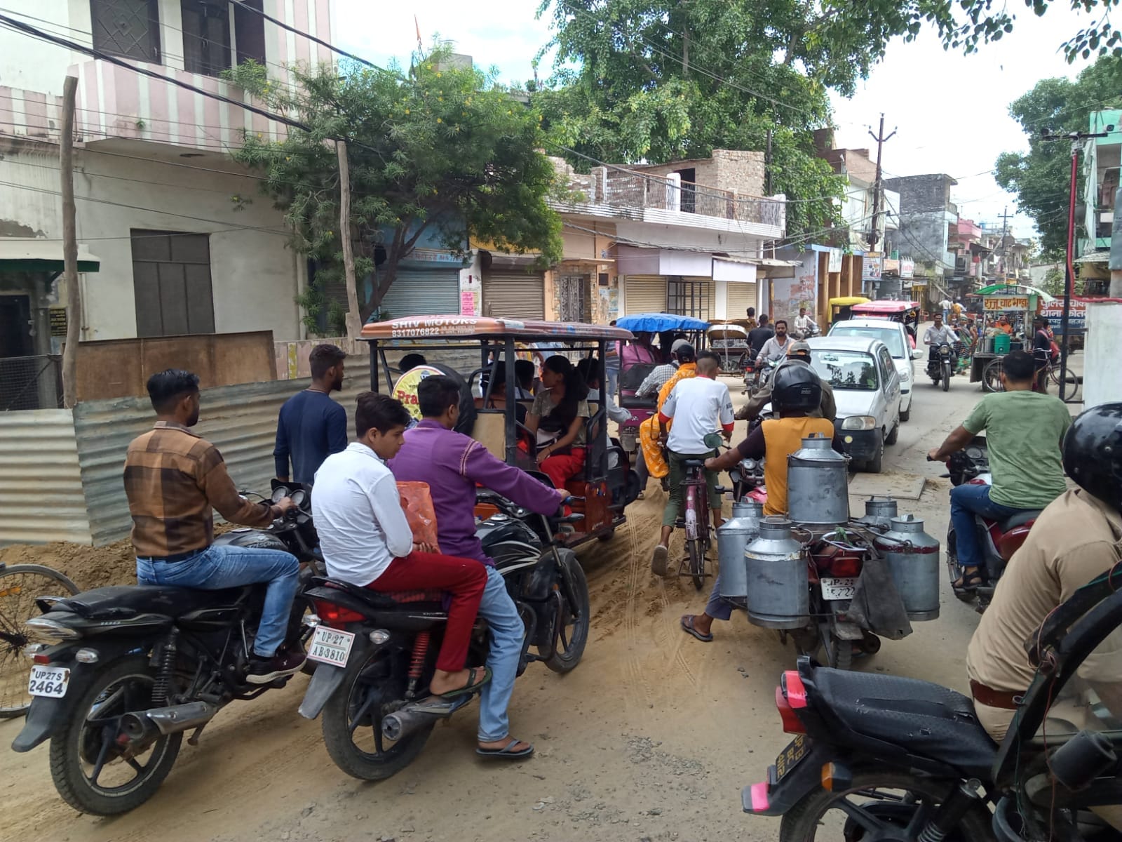 कच्चा कटरा से कनौजिया अस्पताल रोड पर लगा जाम