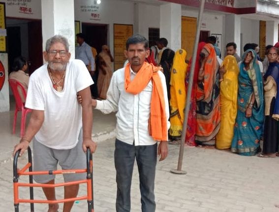 नेवादा ब्लाक के कोटिया ग्राम प्रधान के उप चुनाव में मतदान करने के लिए लाइन पर खड़ी महिलाएं नेवादा ब्लाक के कोटिया ग्राम प्रधान के उप चुनाव में मतदान करने के लिए लाइन पर खड़ी महिलाएं
