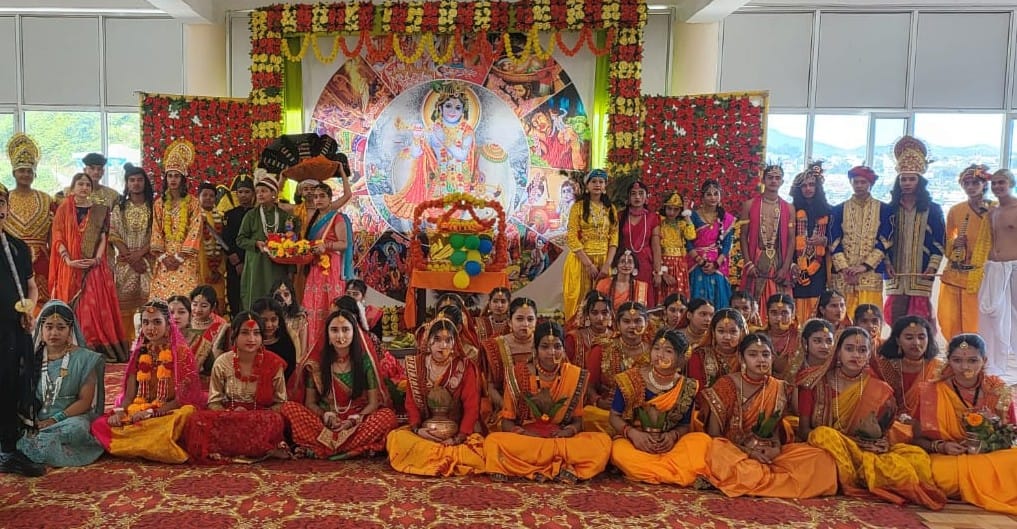 पिथौरागढ़ शिवालय मंदिर में मौजूद श्रद्धालु। संवाद पिथौरागढ़ शिवालय मंदिर में मौजूद श्रद्धालु। संवाद