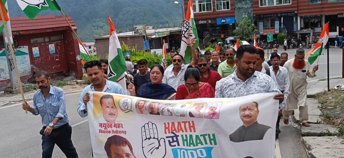 राहुल गांधी की भारत जोड़ो यात्रा का एक साल पूरा होने के मौके पर चंपावत में शरबत वितरित करते पूर