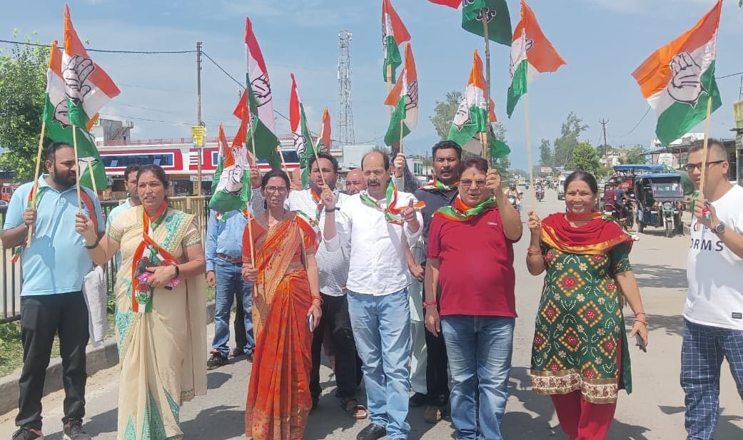 राहुल गांधी की भारत जोड़ो यात्रा का एक साल पूरा होने के मौके पर चंपावत में शरबत वितरित करते पूर