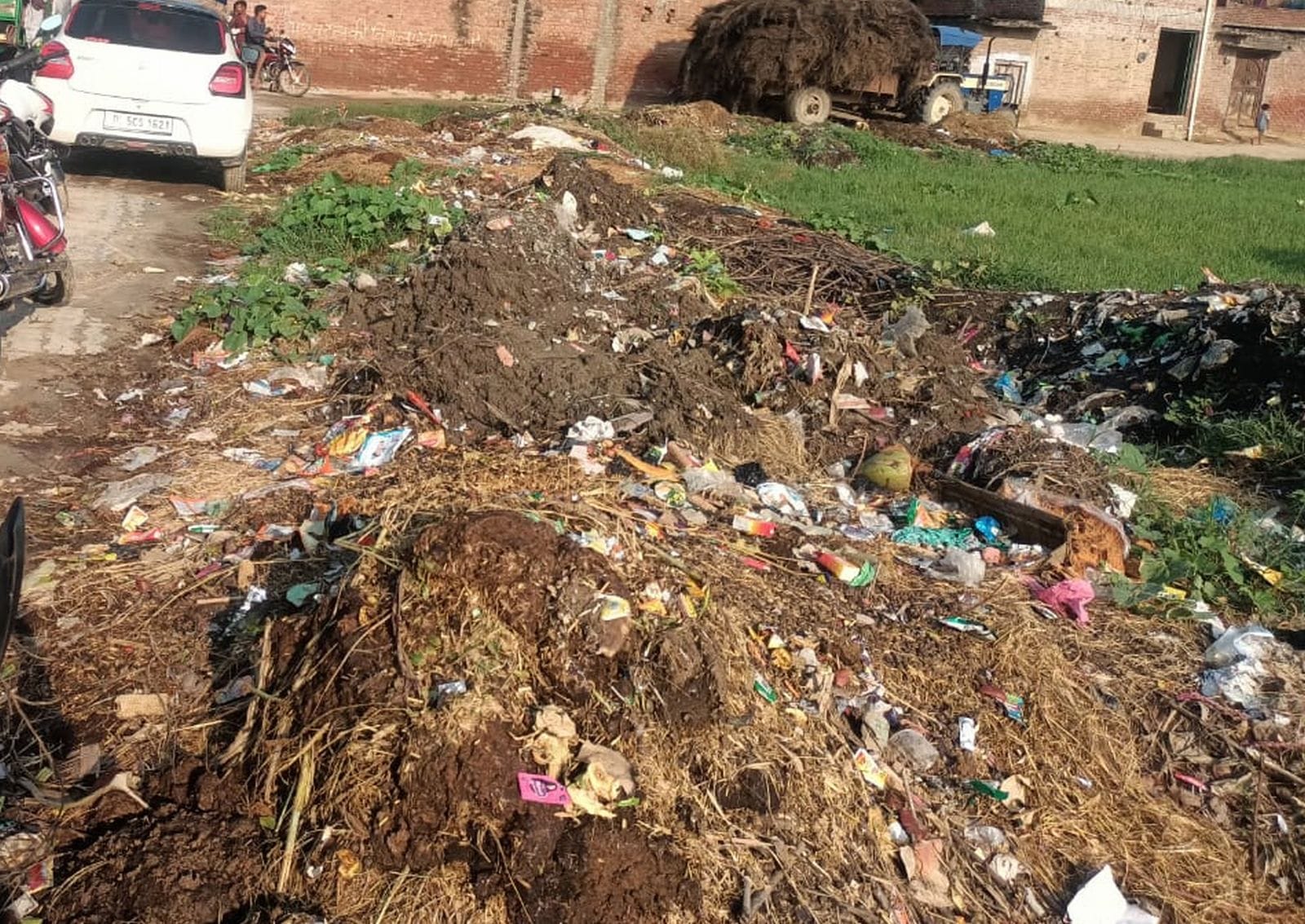 सुंदरायन के मजरा कादरबाडी में सीसी रोड फैली कीचड़। संवाद