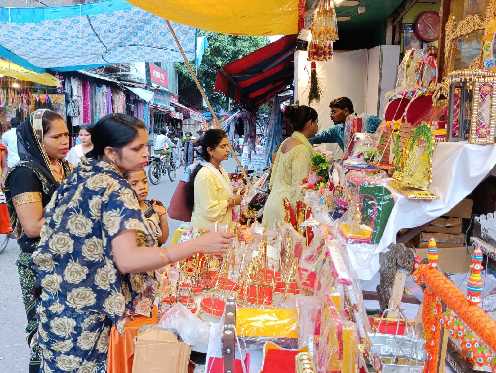 श्रीकृष्ण जन्माष्टमी पर्व को लेकर शहर की स्टेशन रोड पर सजी दुकान पर श्रंगार का समान व श्रीकृष्ण