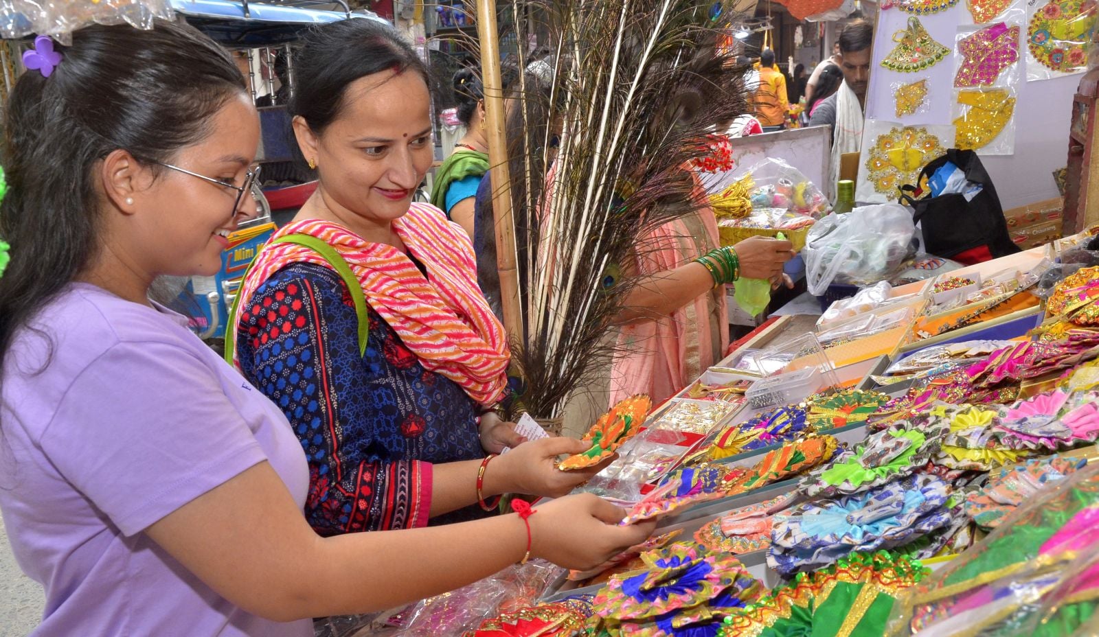 दुकान पर झूले पसंद करती महिलाएं। संवाद