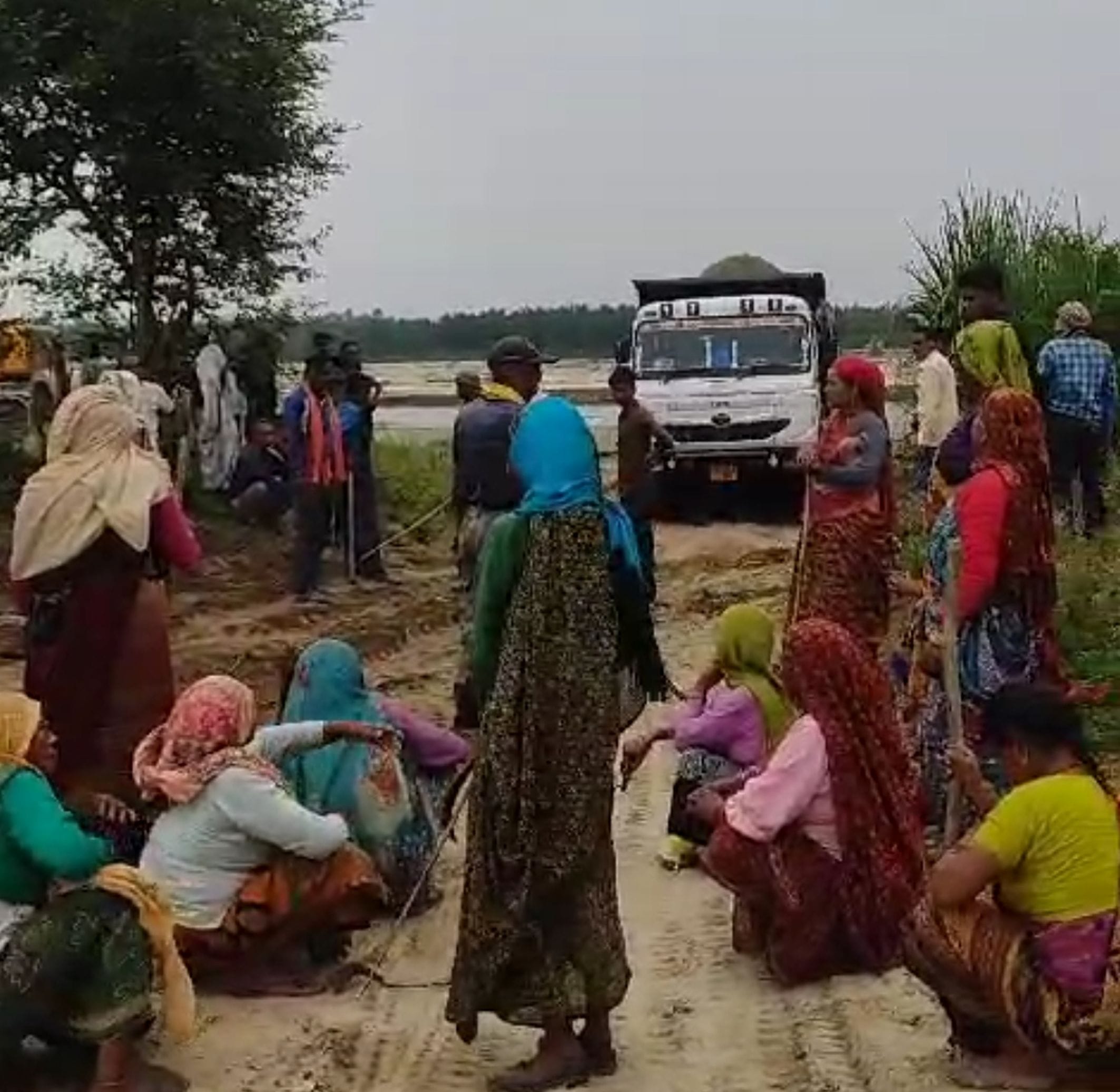 बाजपुर हल्द्वानी स्टेट हाईवे पर घटना के बाद लगी भीड़। संवाद बाजपुर हल्द्वानी स्टेट हाईवे पर घटना के बाद लगी भीड़। संवाद