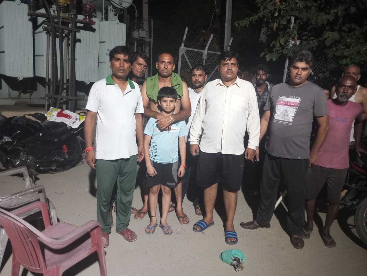 फोटो 15. बिजली गुल होने के बाद बिजली घर में नारेबाजी करते लोग। स्रोत: शहरवासी फोटो 15. बिजली गुल होने के बाद बिजली घर में नारेबाजी करते लोग। स्रोत: शहरवासी