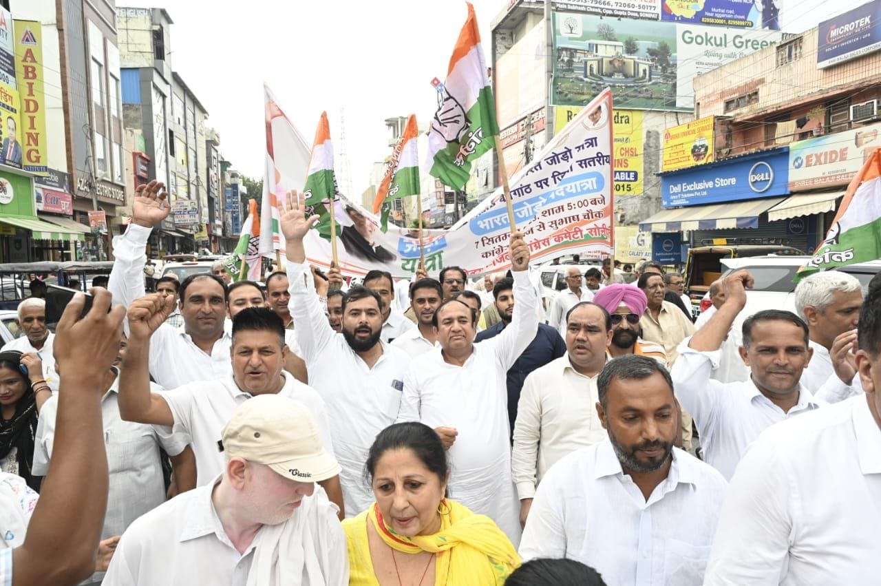 फोटो 16- भारत जोड़ो यात्रा की प्रथम वर्षगांठ पर हाथ में तिरंगा लेकर पैदल यात्रा निकालते विधायक फोटो 16- भारत जोड़ो यात्रा की प्रथम वर्षगांठ पर हाथ में तिरंगा लेकर पैदल यात्रा निकालते विधायक
