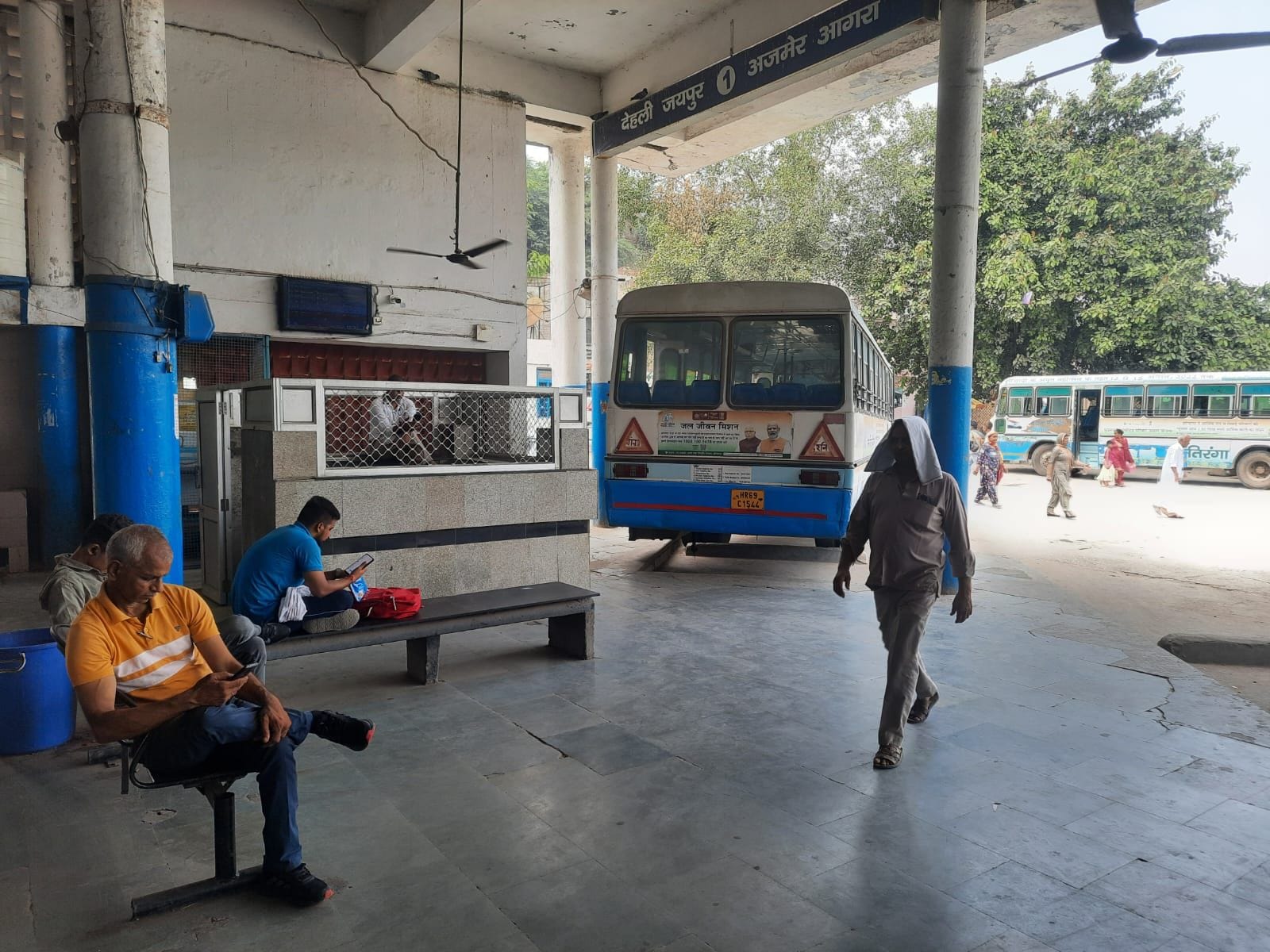 फोटो 17- बस अड्डे पर पसरा सन्नाटा व खड़ी रोडवेज बसें। संवाद