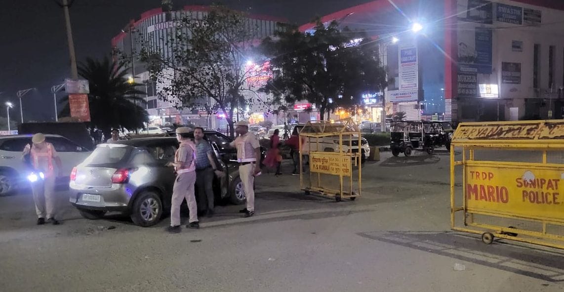 फोटो :20: सोनीपत के कुंडली बॉर्डर के पास हाईवे पर संकेतक बोर्ड लगाती पुलिस। स्रोत : पुलिस प्रवक फोटो :20: सोनीपत के कुंडली बॉर्डर के पास हाईवे पर संकेतक बोर्ड लगाती पुलिस। स्रोत : पुलिस प्रवक