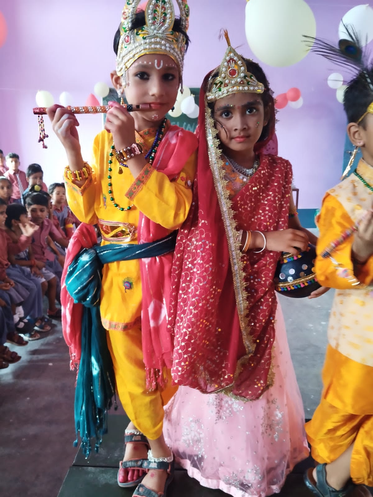कार्यक्रम के दौरान भजन सुनाता कलाकार