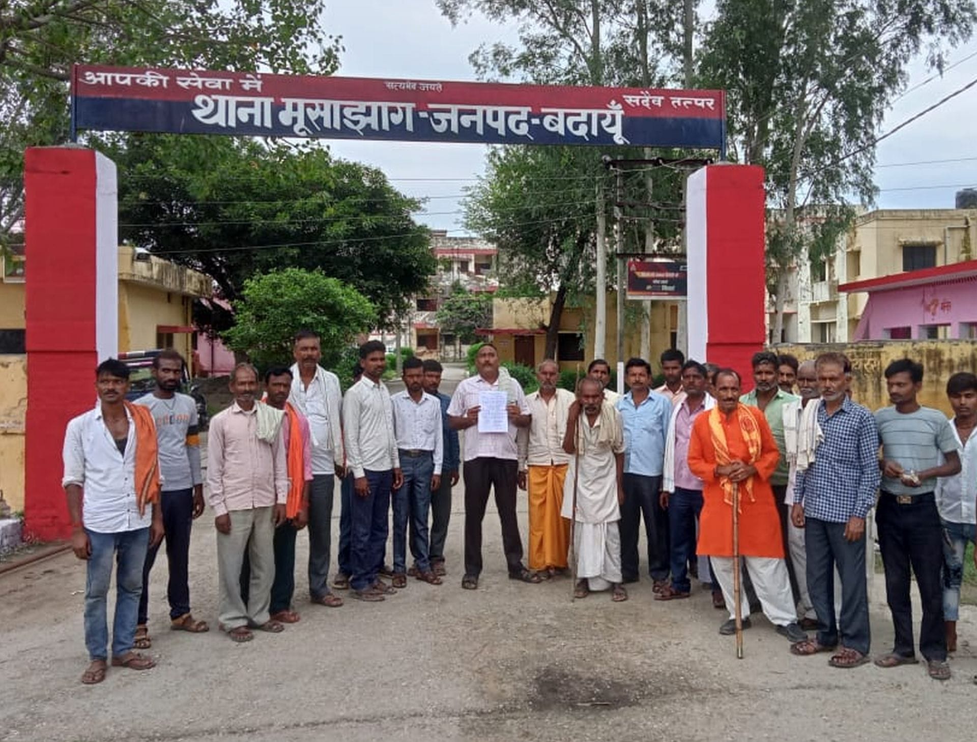 मूसाझाग थाना क्षेत्र के गांव मौसमपुर में तैनात पुलिस बल। संवाद