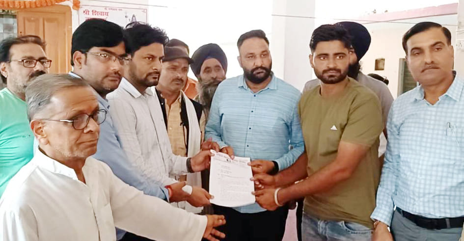 पलिया गन्ना समिति में बैठक के दौरान मौजूद किसान। पलिया गन्ना समिति में बैठक के दौरान मौजूद किसान।