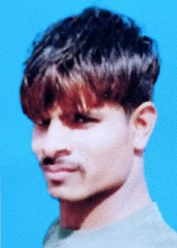 रानीगंज के भागीपुर में सड़क हादसे में मृत युवकों के दुखी परिजन। संवाद रानीगंज के भागीपुर में सड़क हादसे में मृत युवकों के दुखी परिजन। संवाद