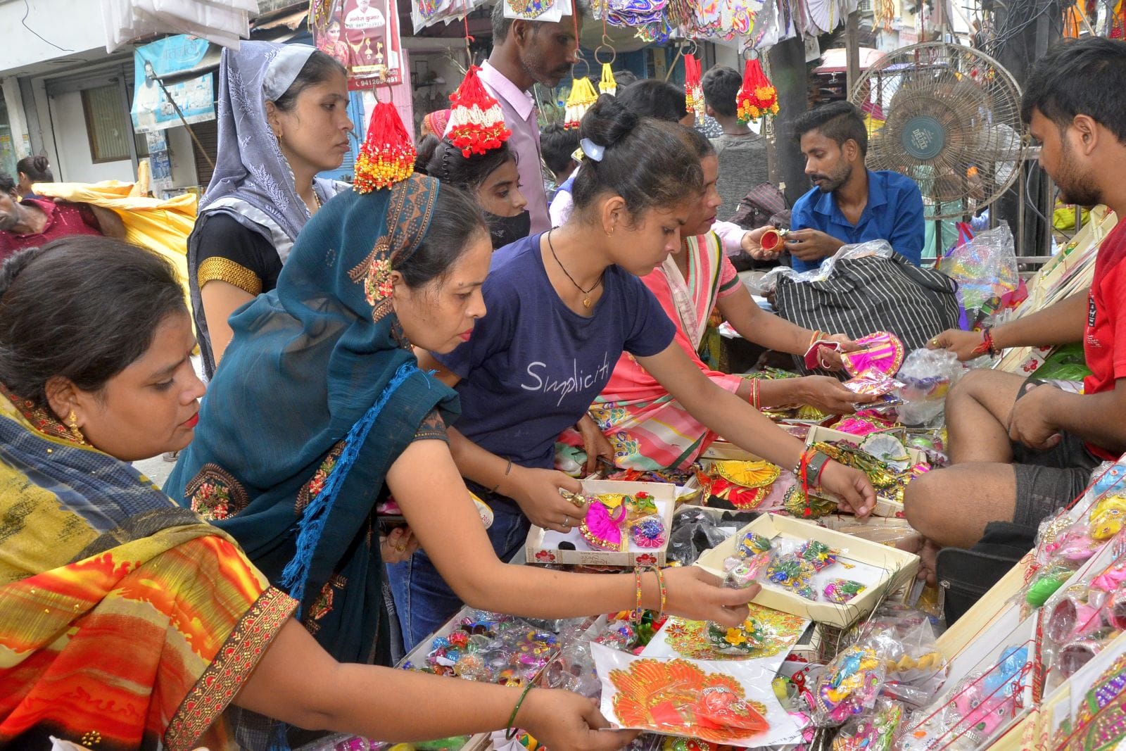 श्री कृष्ण जन्माष्टमी पर सराफा बाजार स्थित दुकान पर लड्डू गोपाल की पोशाक पसंद करती महिलाएं। सं