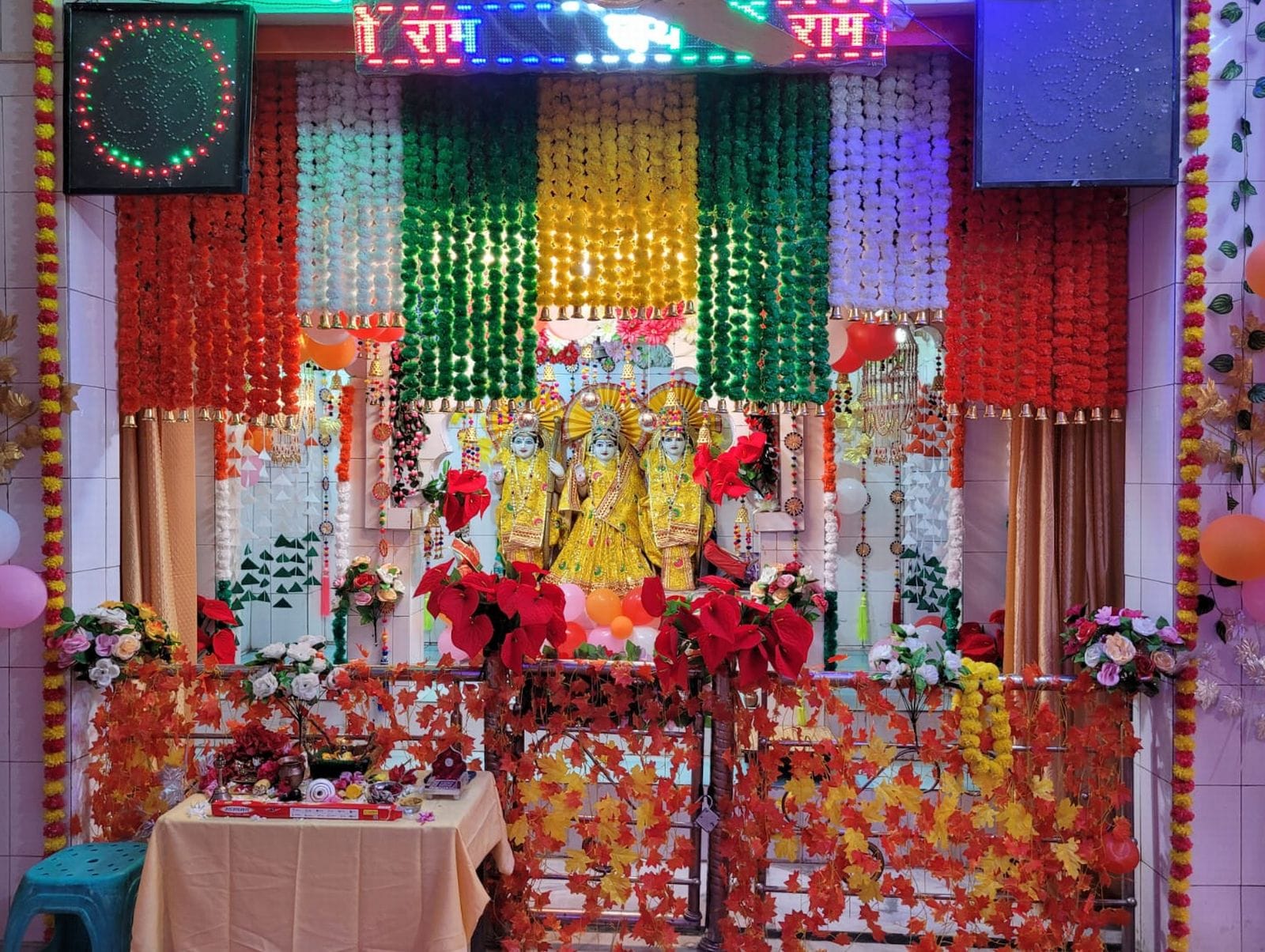 श्री कृष्ण जन्माष्टमी पर सराफा बाजार स्थित दुकान पर लड्डू गोपाल की पोशाक पसंद करती महिलाएं। सं
