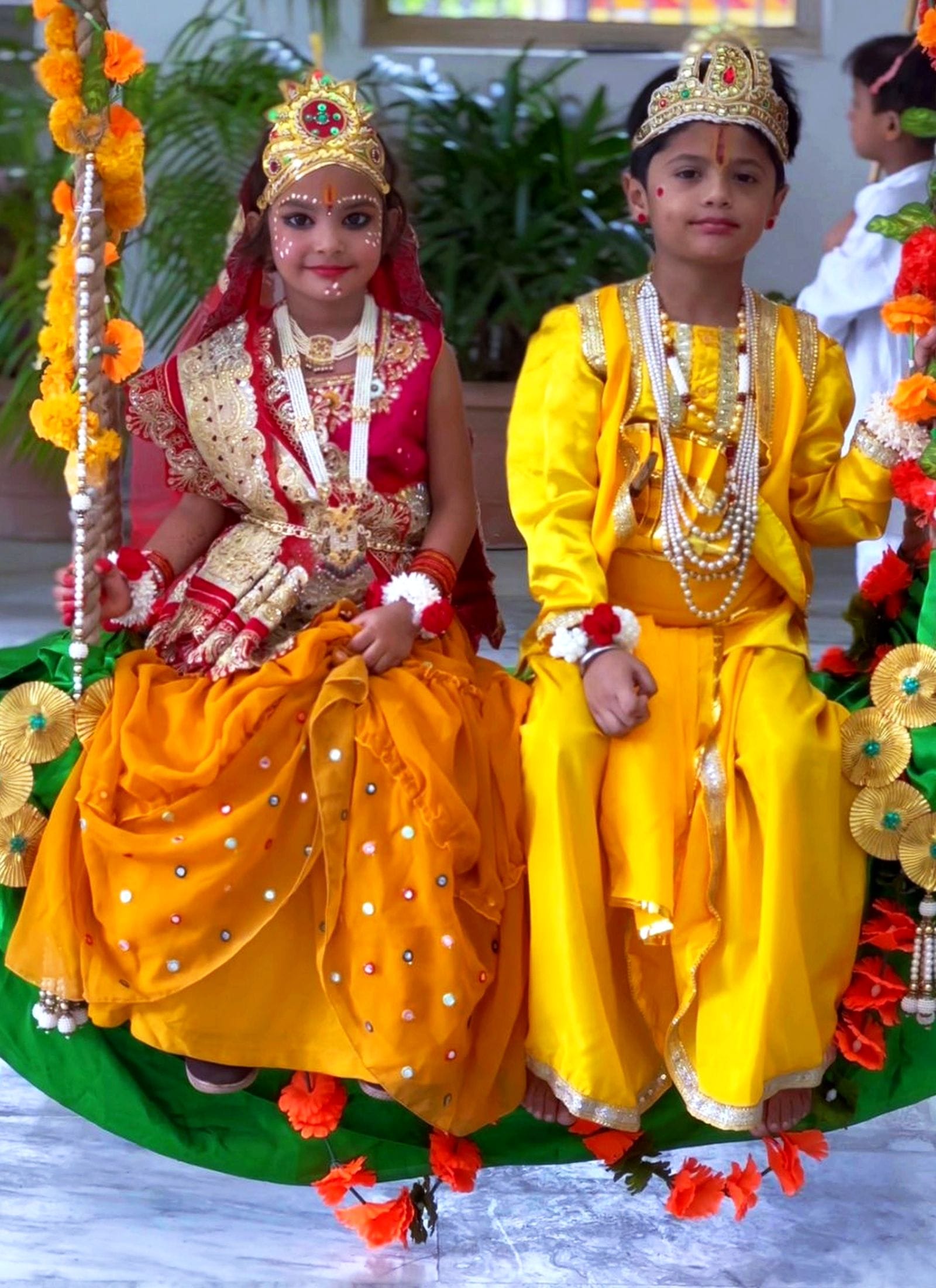 श्री कृष्ण जन्माष्टमी पर सराफा बाजार स्थित दुकान पर लड्डू गोपाल की पोशाक पसंद करती महिलाएं। सं