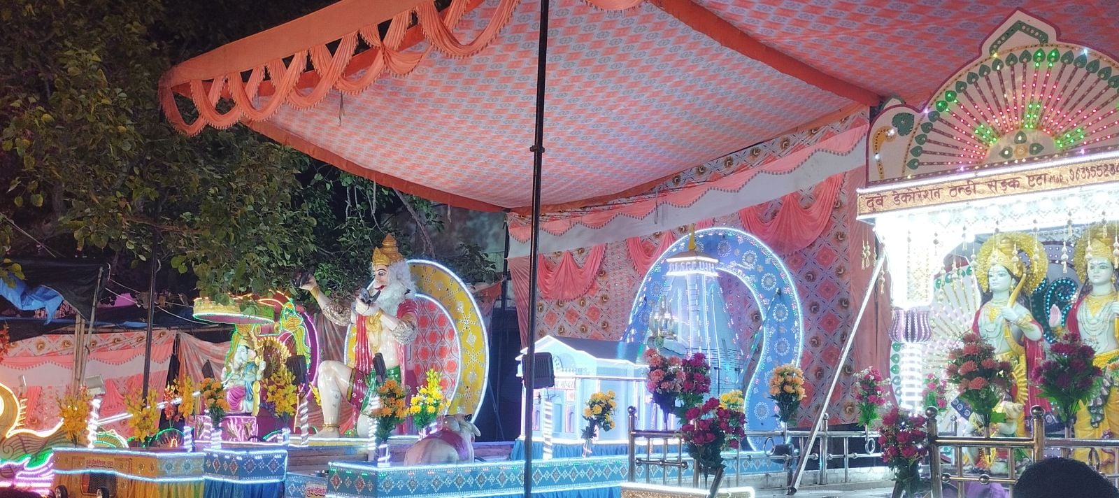 श्री कृष्ण जन्माष्टमी पर सराफा बाजार स्थित दुकान पर लड्डू गोपाल की पोशाक पसंद करती महिलाएं। सं