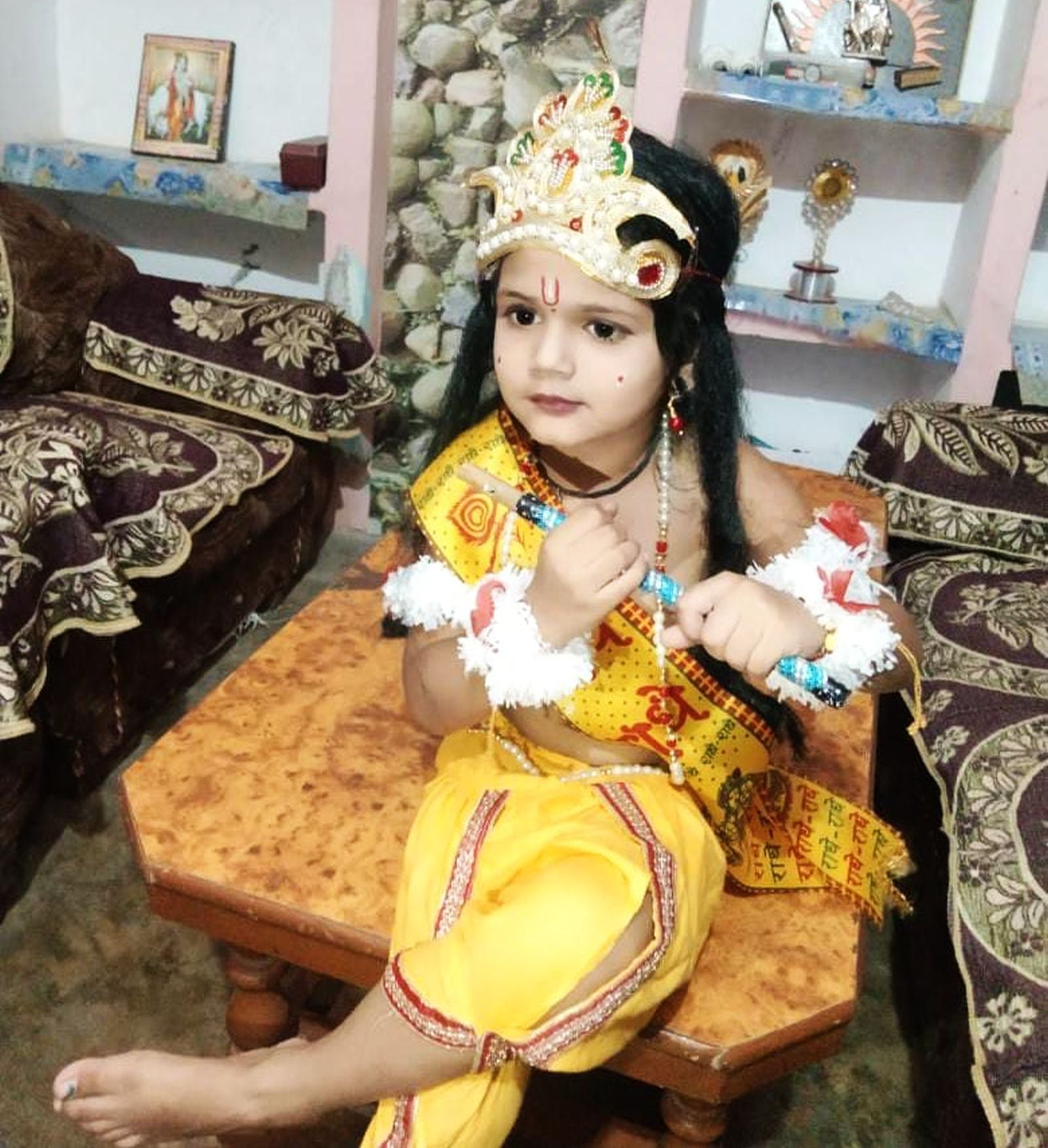 श्री कृष्ण जन्माष्टमी पर सराफा बाजार स्थित दुकान पर लड्डू गोपाल की पोशाक पसंद करती महिलाएं। सं