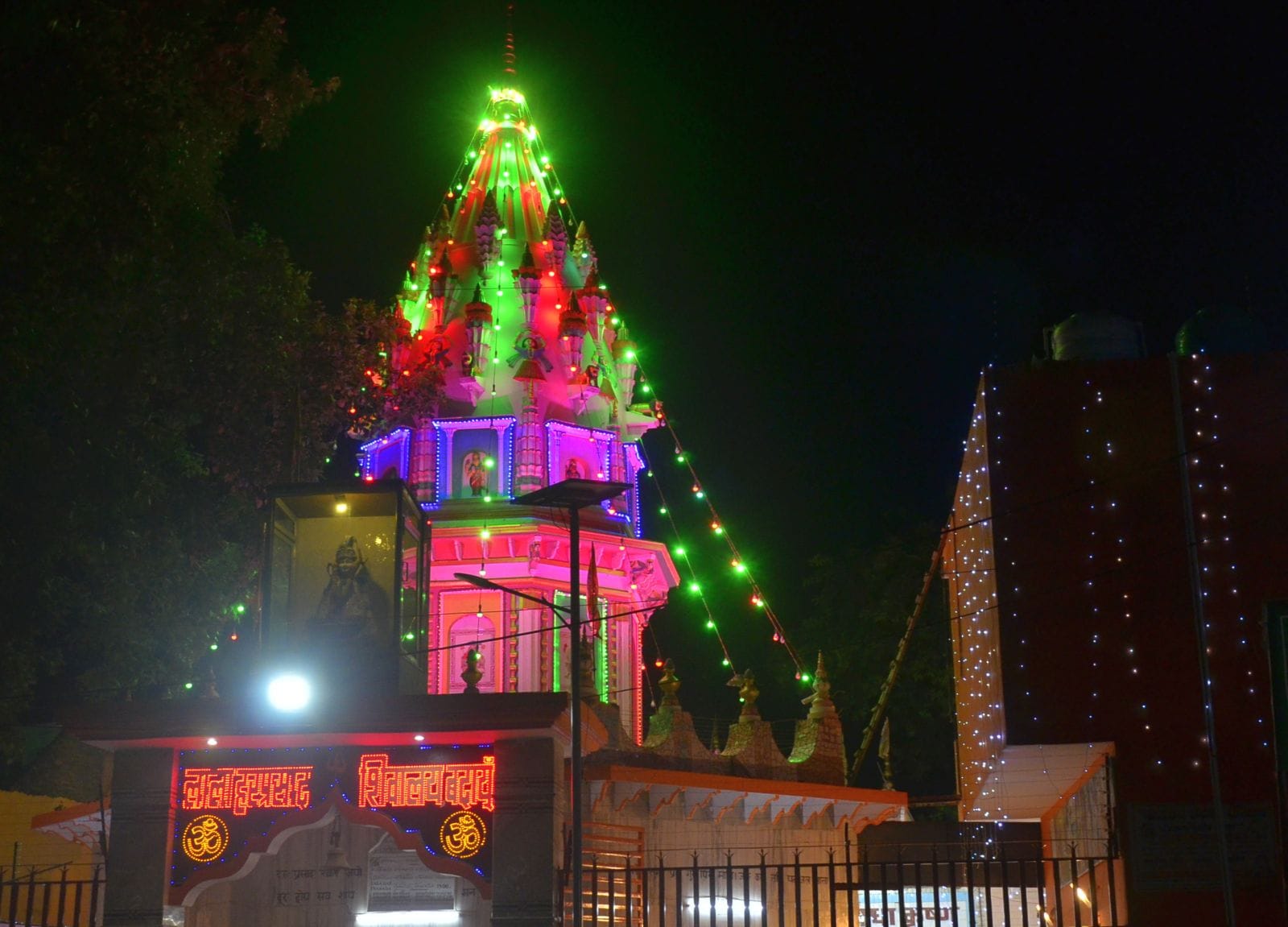 श्री कृष्ण जन्माष्टमी पर सराफा बाजार स्थित दुकान पर लड्डू गोपाल की पोशाक पसंद करती महिलाएं। सं