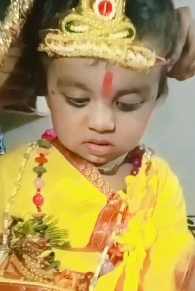 श्री कृष्ण जन्माष्टमी पर सराफा बाजार स्थित दुकान पर लड्डू गोपाल की पोशाक पसंद करती महिलाएं। सं